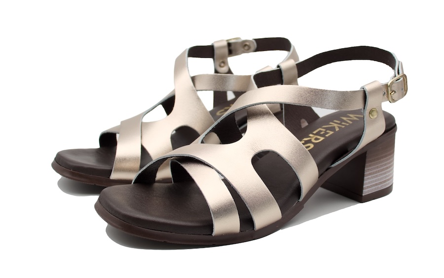 Sandalias platino con el tacón degradado