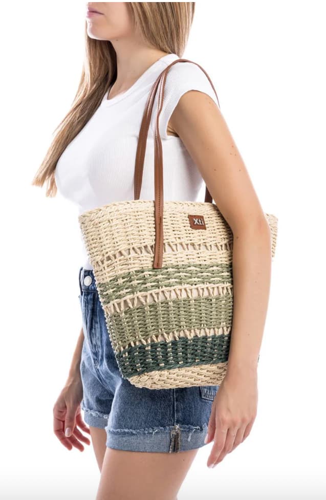 Bolso de hombro hecho en rafia con tonos verdes