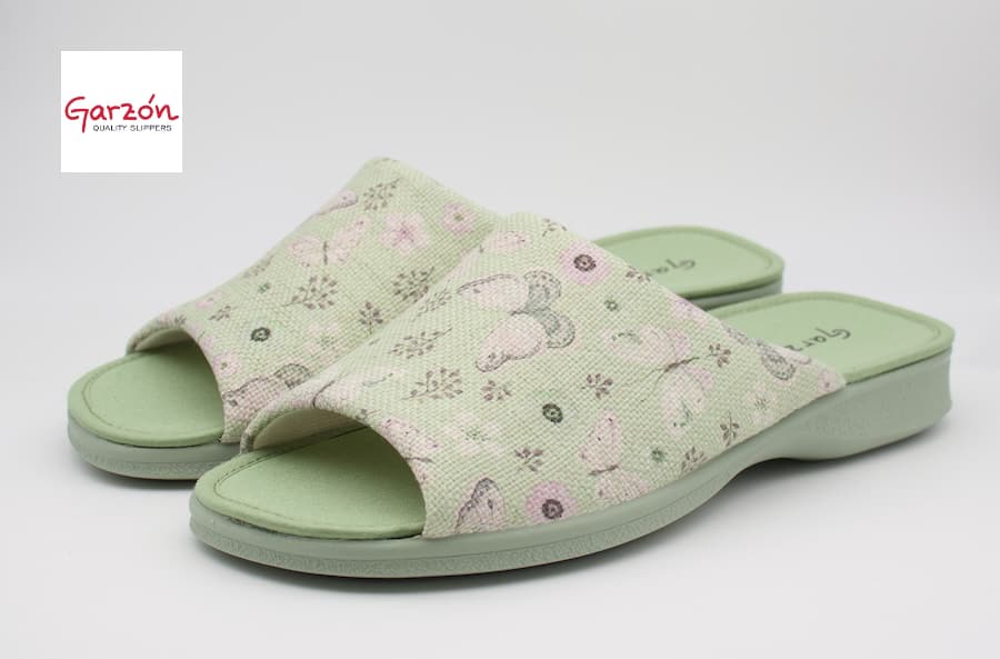 Zapatillas de casa abiertas de color verde