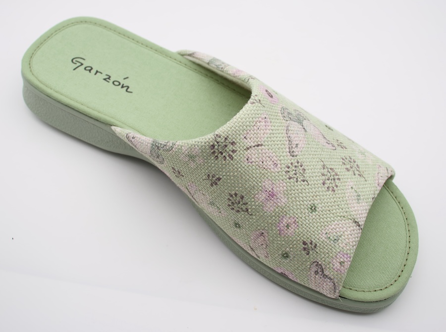 Zapatillas de casa abiertas de color verde
