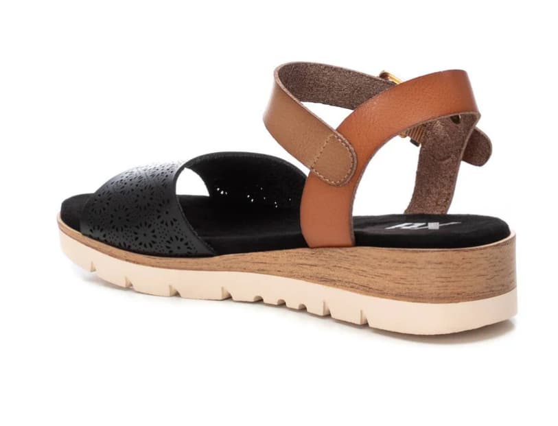 Sandalias cuña baja con la pala en color negro