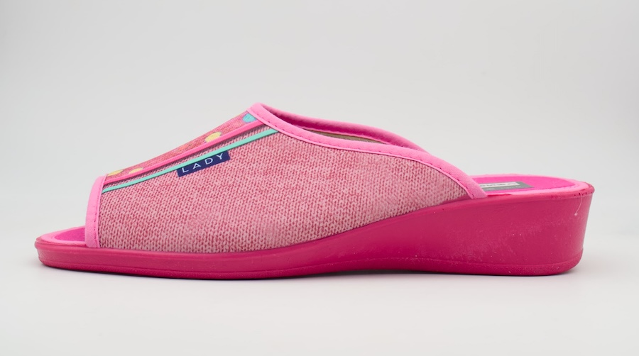 Zapatillas casa fuxias cuña media