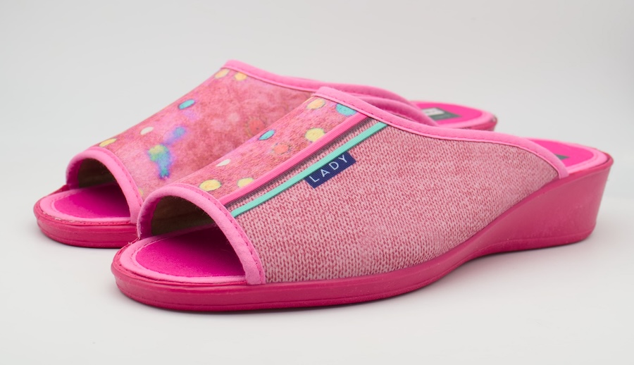 Zapatillas casa fuxias cuña media