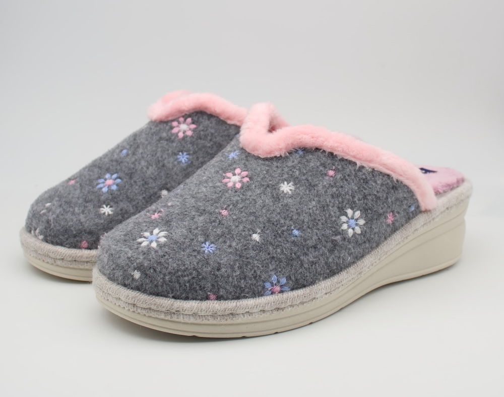 Zapatillas de fieltro color gris y rosa con cuña trasera
