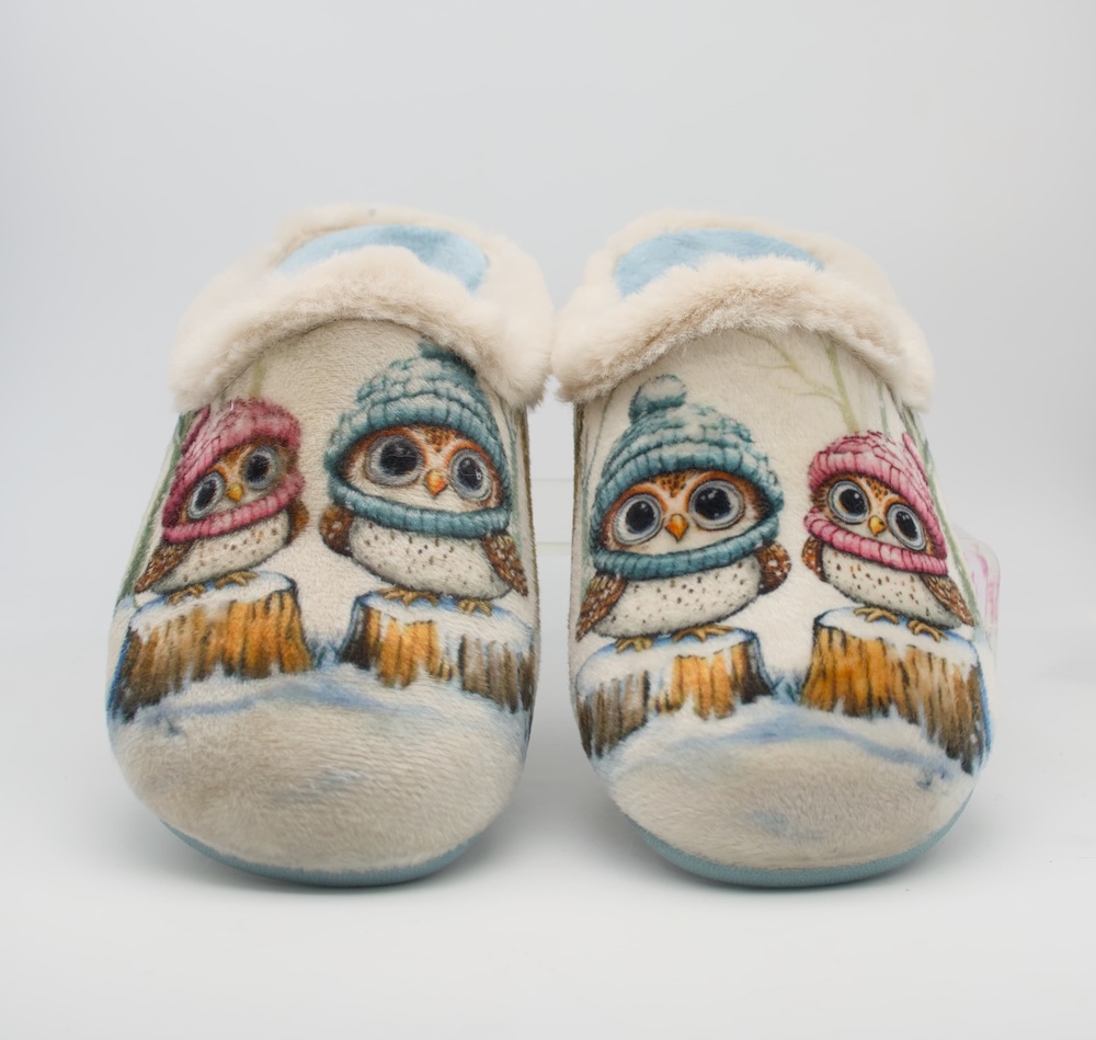 Zapatillas de casa con el dibujo de dos búhos con gorro y bufanda