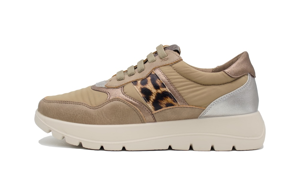 Sneaker color taupe con franja animal print