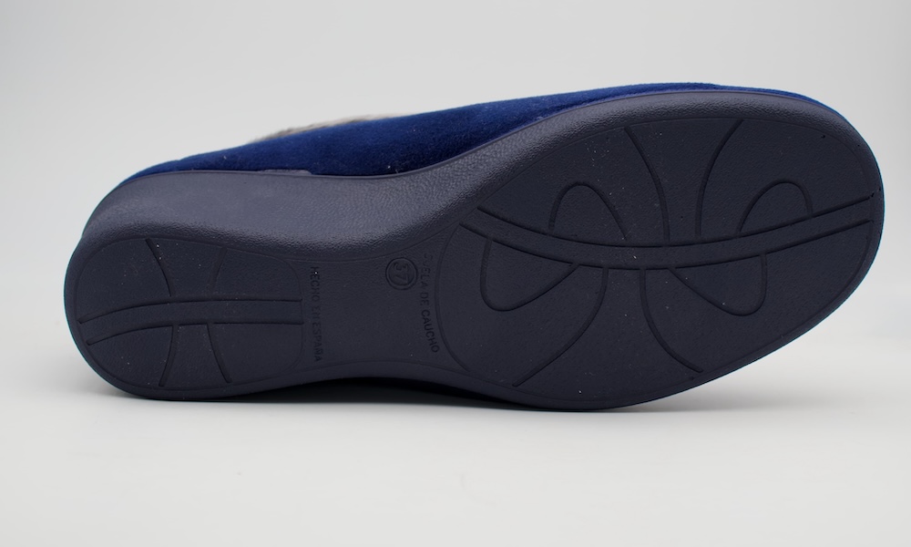 Zapatillas de casa cerrada en marino con cuña media trasera