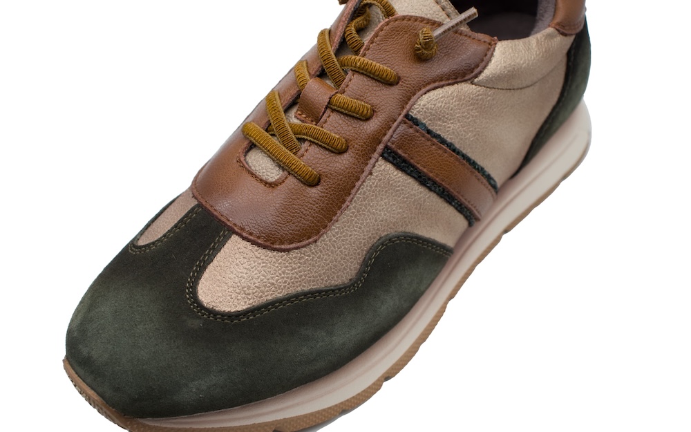 Deportiva de piel de tonos verde, marrón y cobre