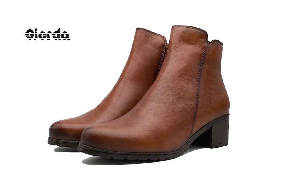 Botines clásicos de cuero curtido liso