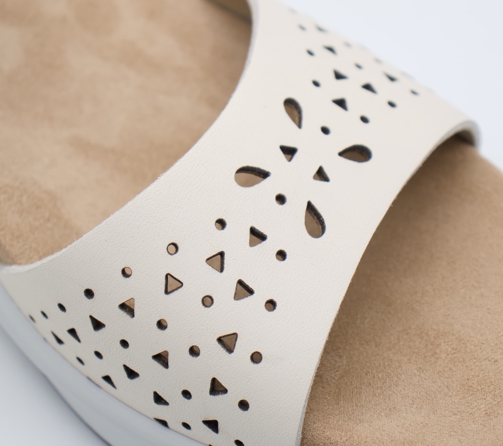 Sandalias de Cuña Fluchos 2425 en Crema: Sofisticación y Suavidad para tu Día a Día