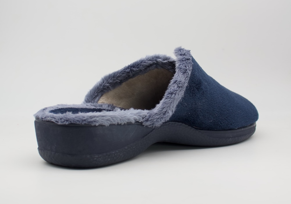 Zapatillas de casa azul marino con tacón