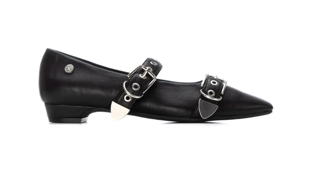 Zapatos negros con dos hebillas