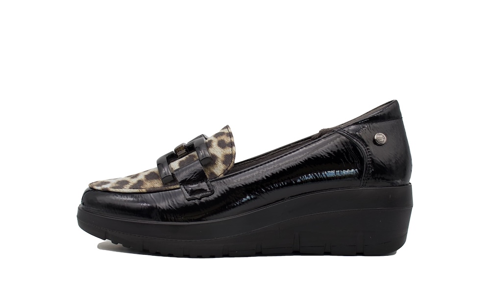 Mocasines de charol negro con la pala de leopardo