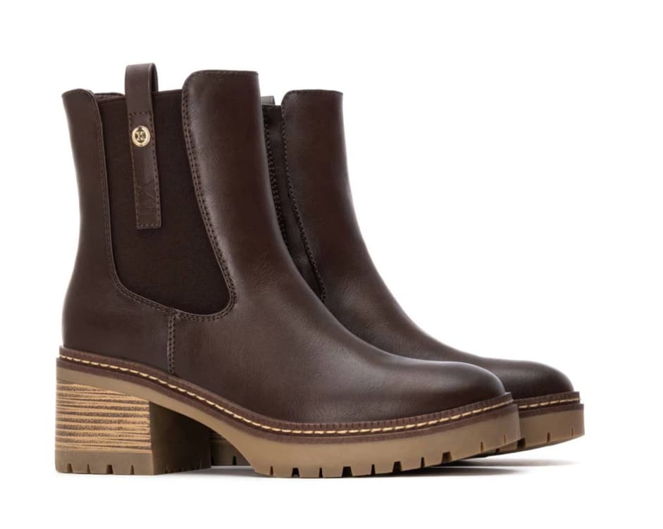 Botines estilo chelsea marrón oscuro con tacón
