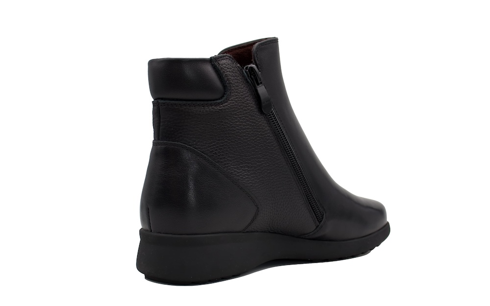 Botin de horma ancha de color negro marca Treintas