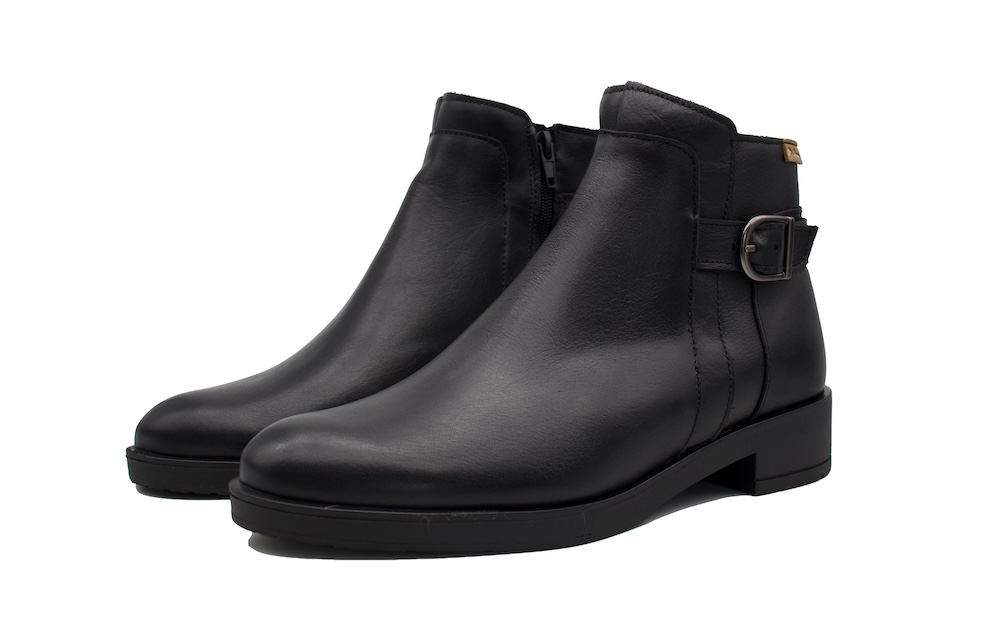 Botines de piel negros con la hebilla lateral