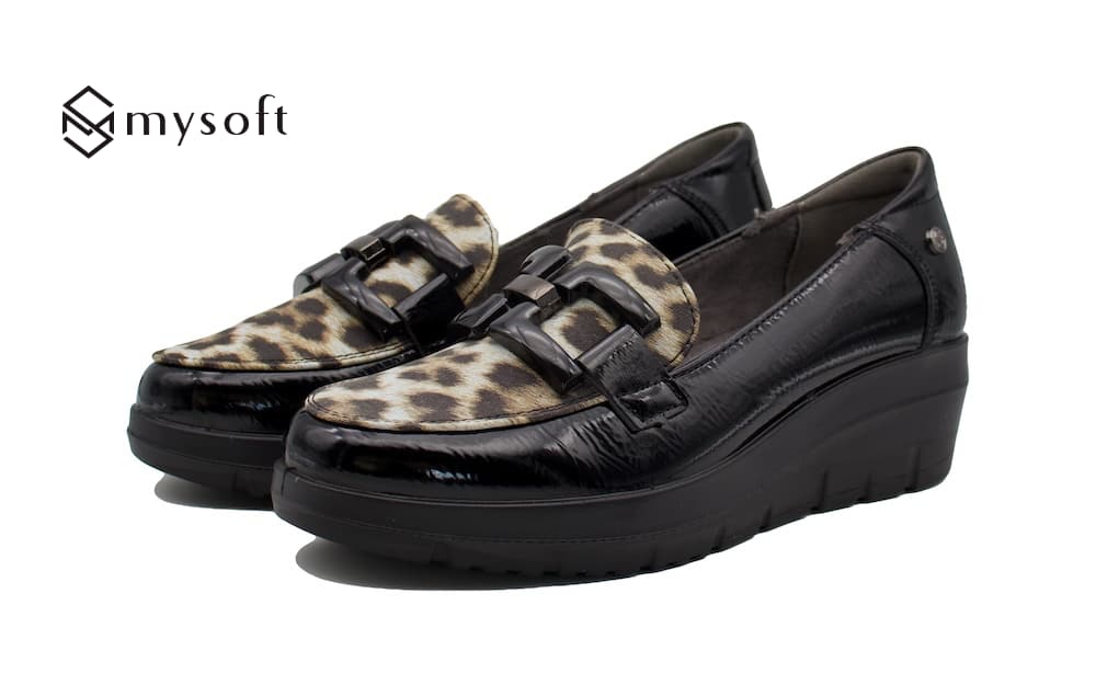 Mocasines de charol negro con la pala de leopardo