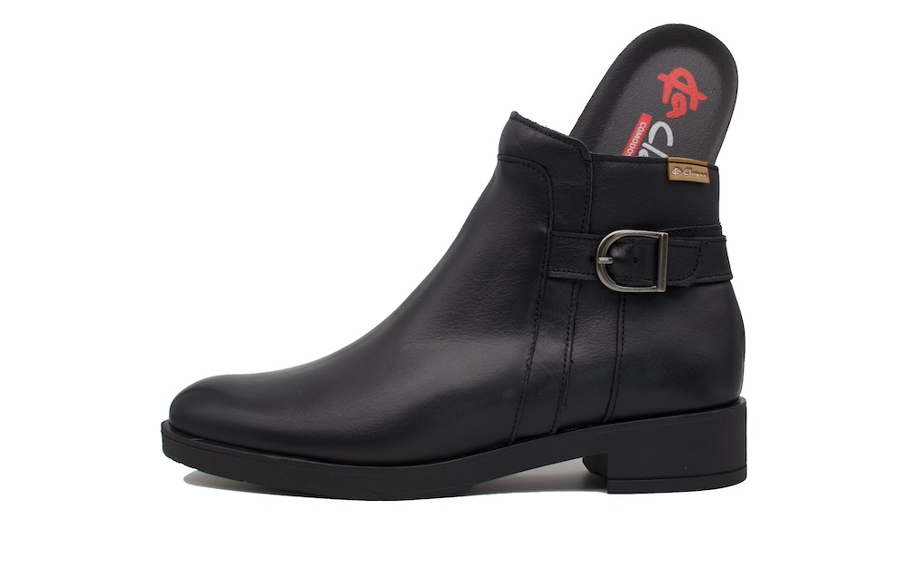 Botines de piel negros con la hebilla lateral