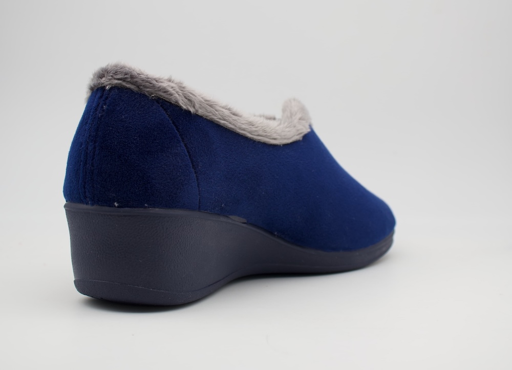 Zapatillas de casa cerrada en marino con cuña media trasera