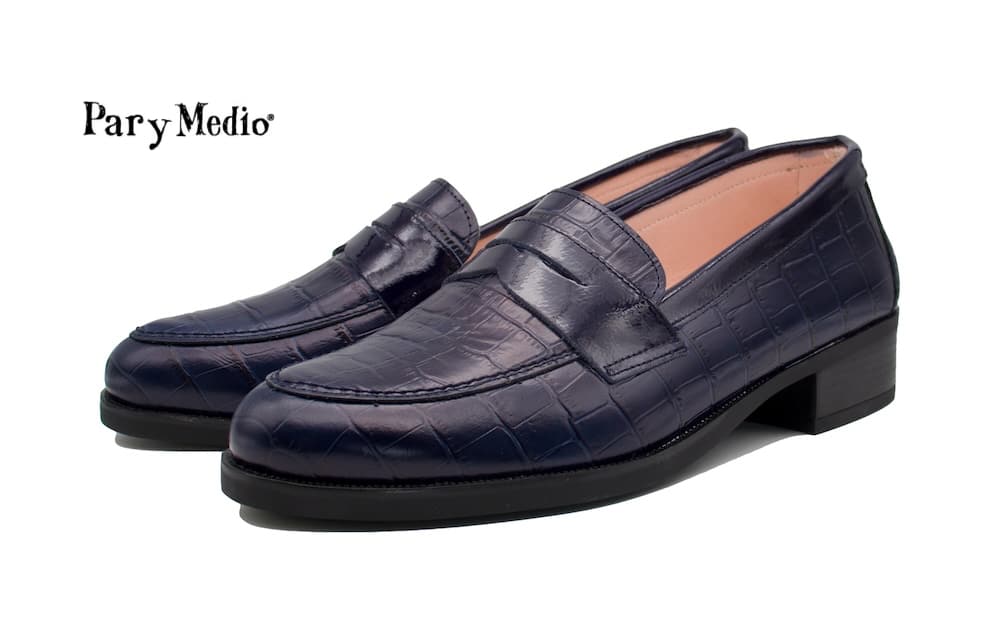 Mocasines de piel azules con antifaz en el empeine