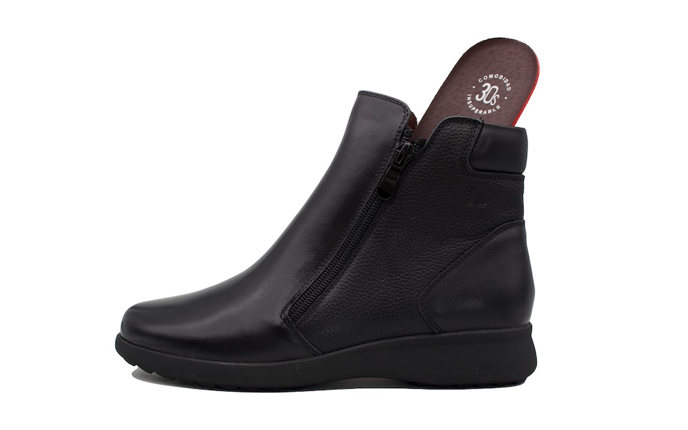 Botin de horma ancha de color negro marca Treintas