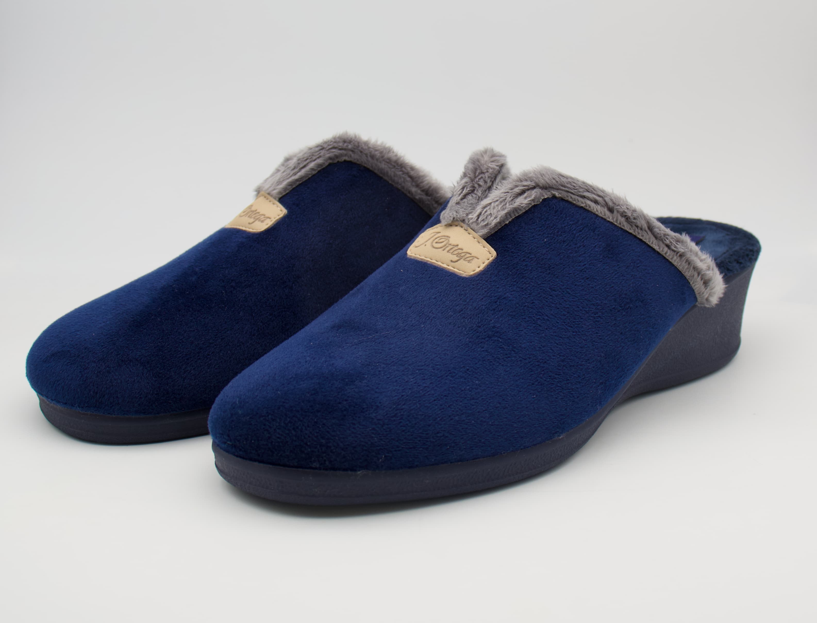 Zapatillas destalonadas de antelina azul marino con ribete gris