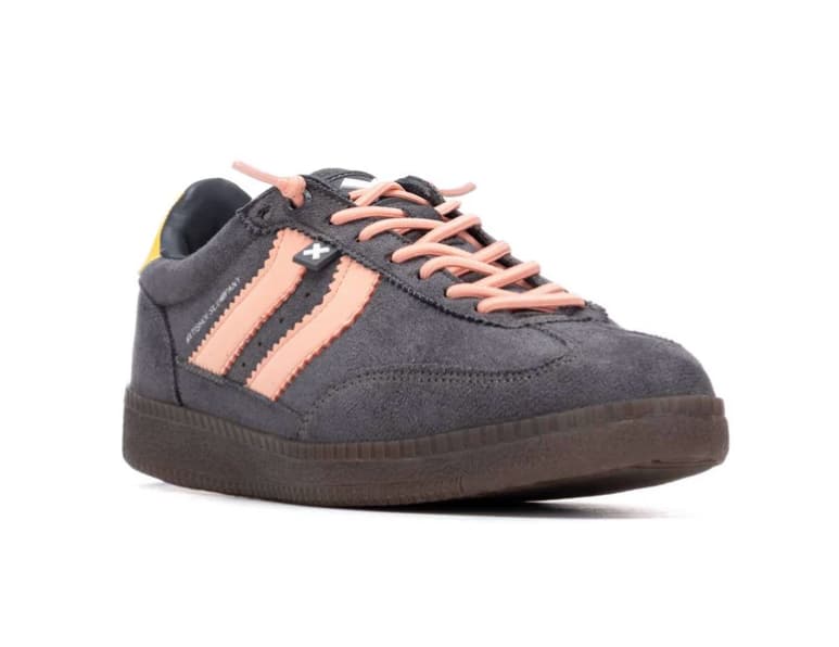 Zapatillas Xti planas color gris con cordones y rayas nude
