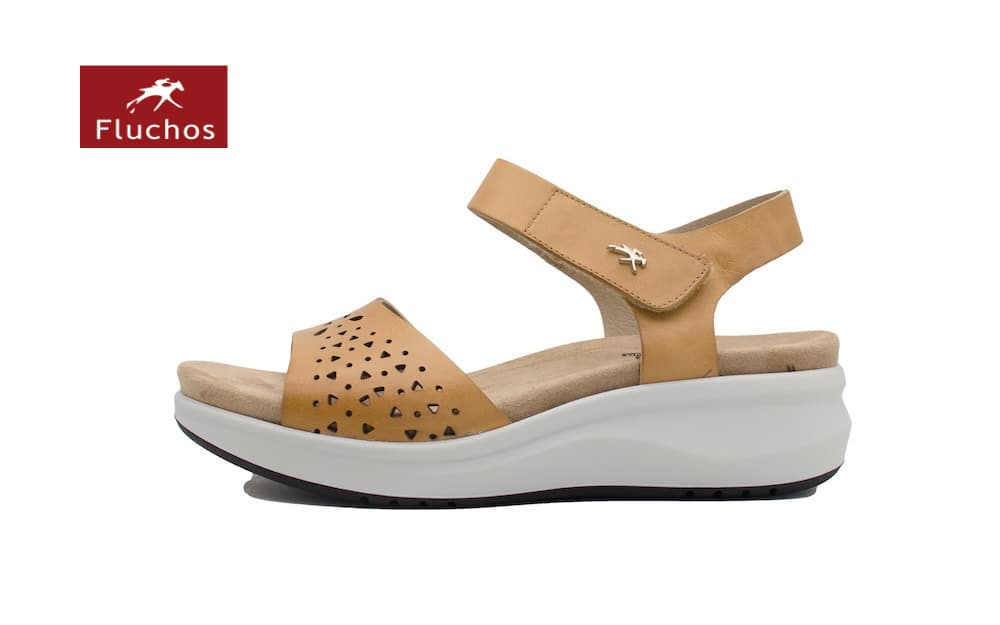 Sandalias Fluchos 2425 de Piel Camel: Confort Absoluto con Cuña Ultraligera