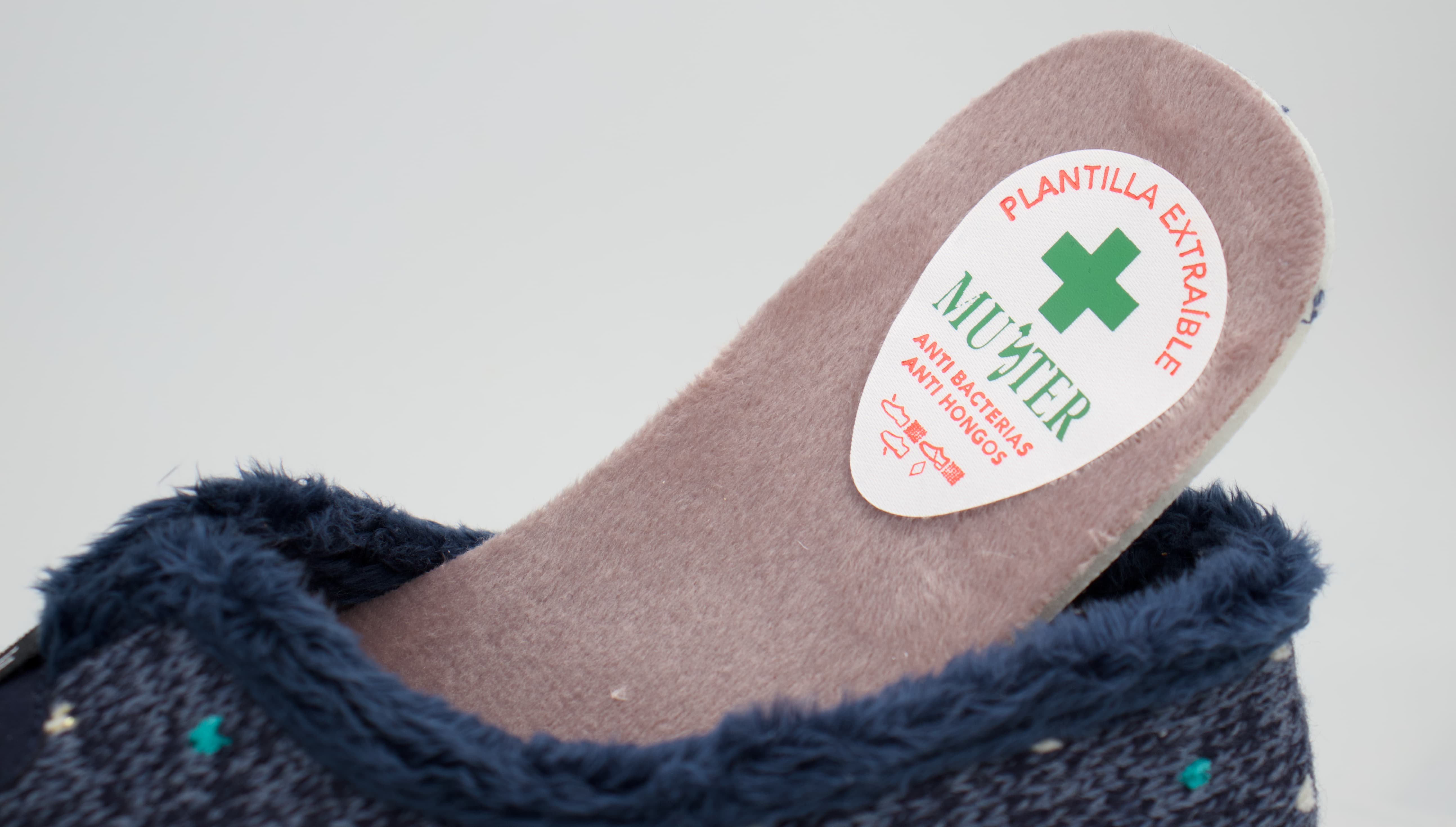 Zapatillas cerradas de puntos para casa
