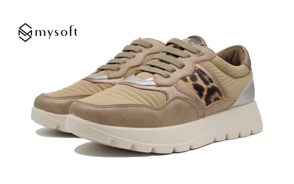 Sneaker color taupe con franja animal print