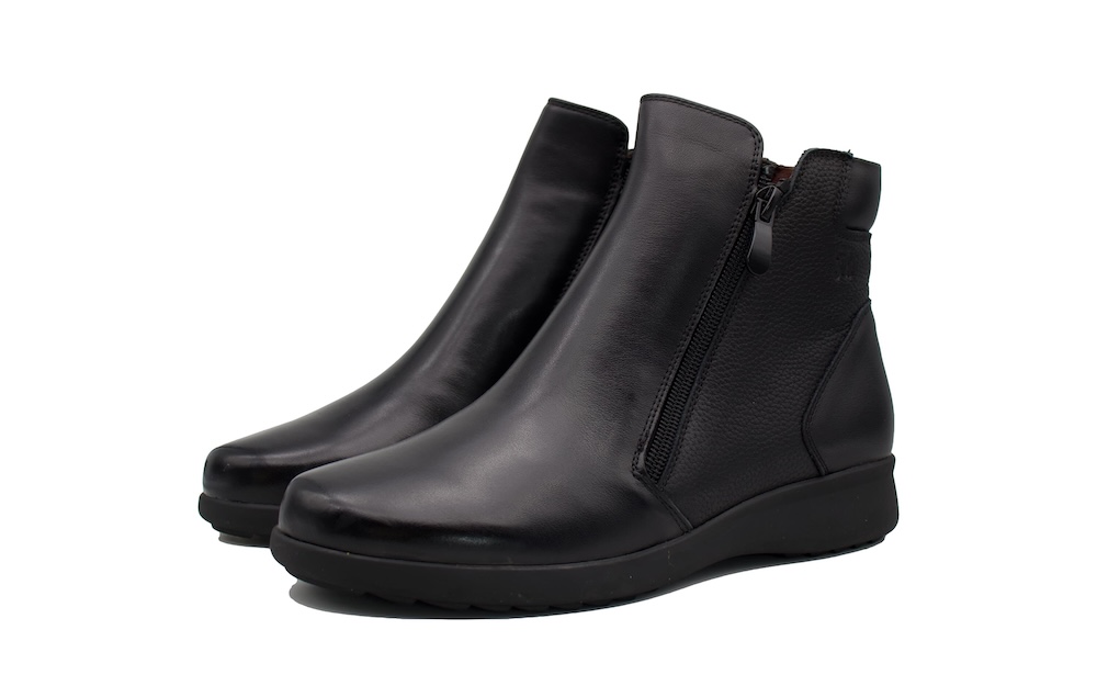 Botin de horma ancha de color negro marca Treintas