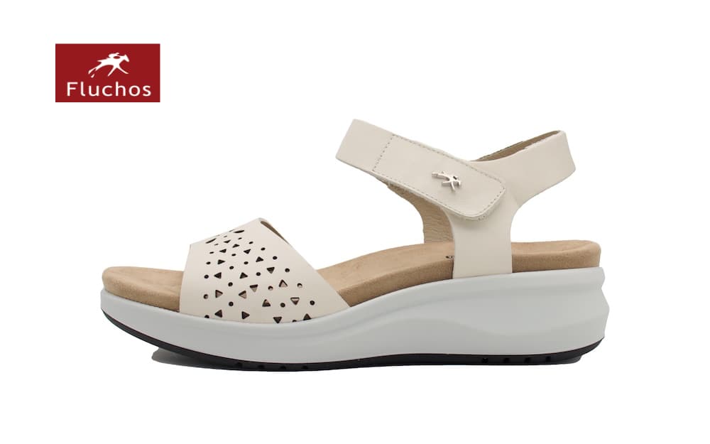 Sandalias de Cuña Fluchos 2425 en Crema: Sofisticación y Suavidad para tu Día a Día