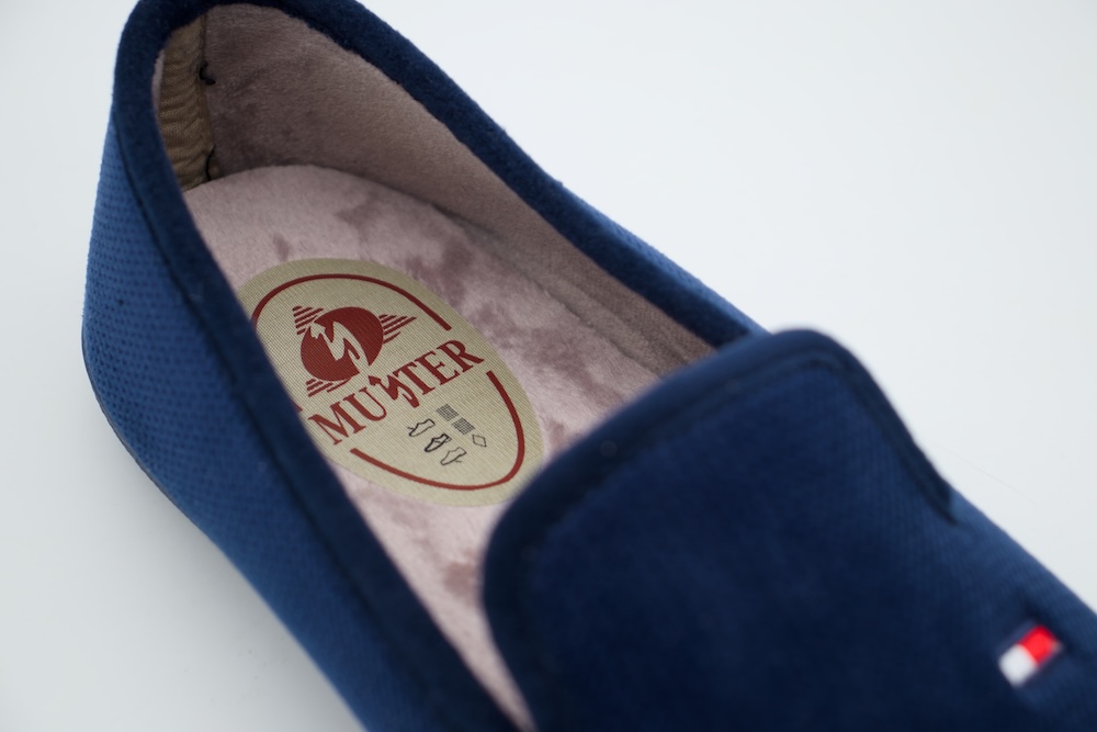 Zapatillas de Casa Cerradas para Hombre en Azul Marino con detalle bordado