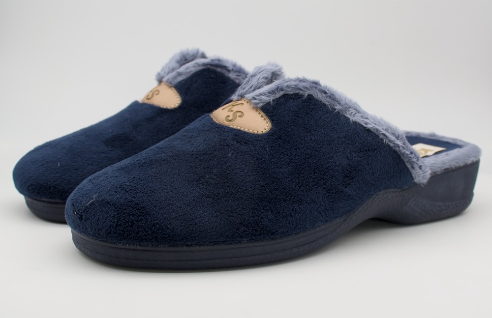 Zapatillas de casa azul marino con tacón