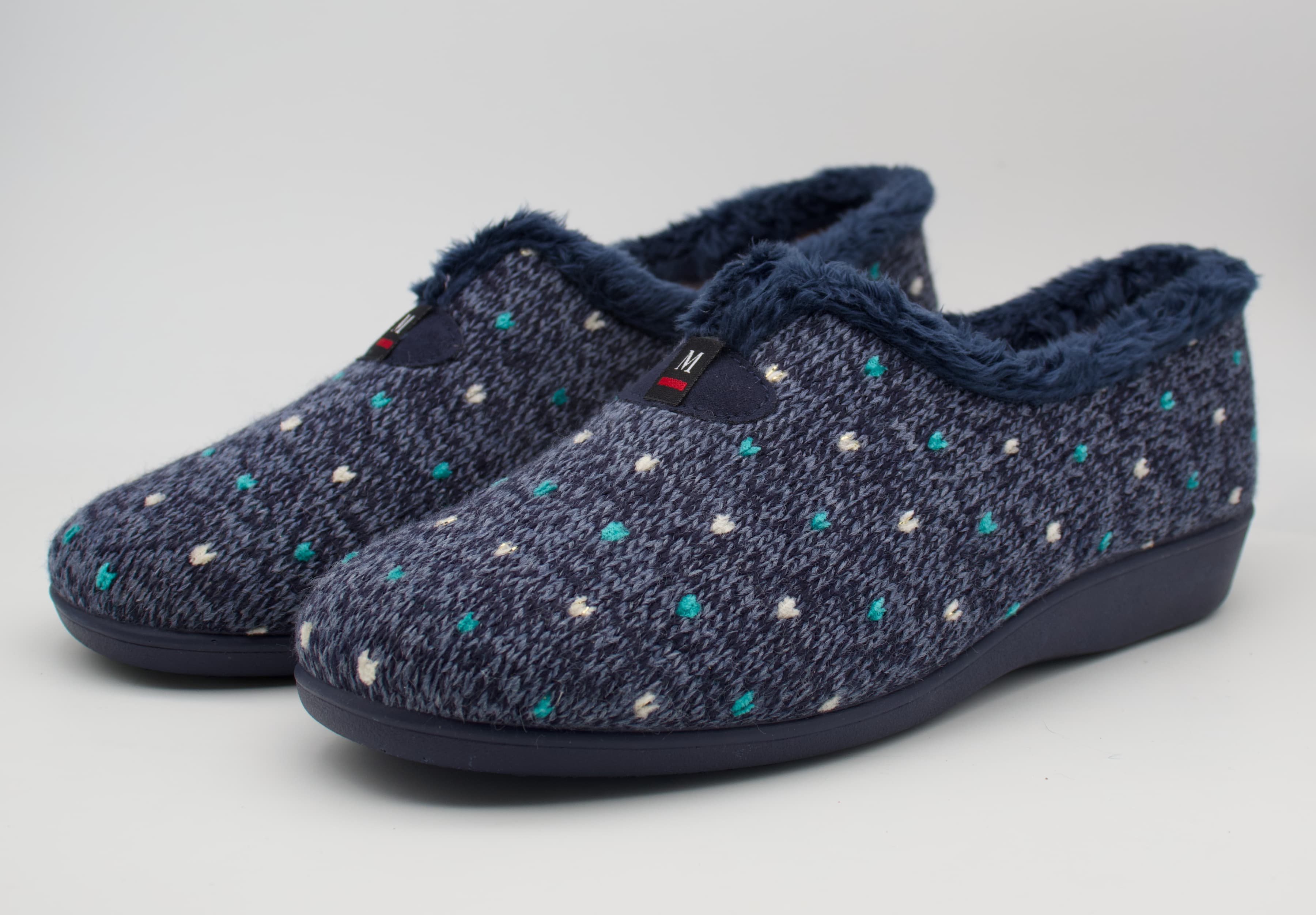 Zapatillas cerradas de puntos para casa