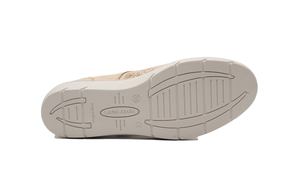 Zapato Anatómico Laura Azaña en Piel Beige – Confort Premium con Calado Láser