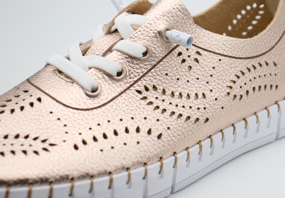 Zapato de Piel Metalizada Rosé con Calado Láser y Suela Ultra-Flexible