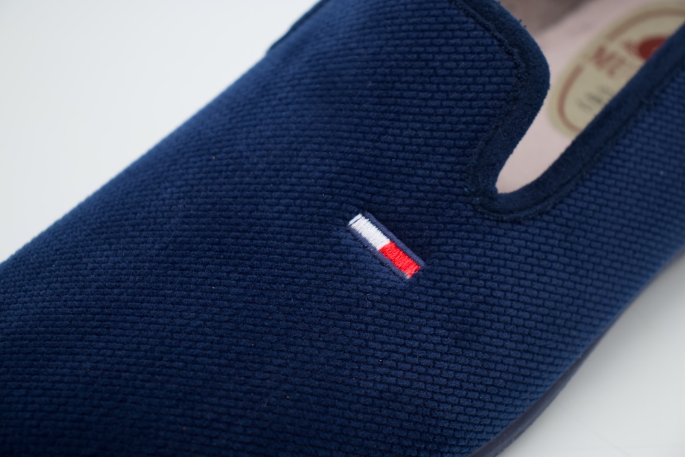 Zapatillas de Casa Cerradas para Hombre en Azul Marino con detalle bordado