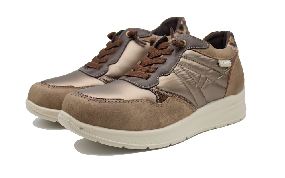 Zapatos de cordones elásticos con el lateral guateado en metalizado