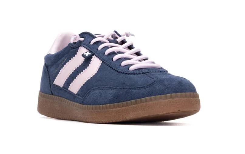 Zapatillas azules con cordones y franjas en rosa palo
