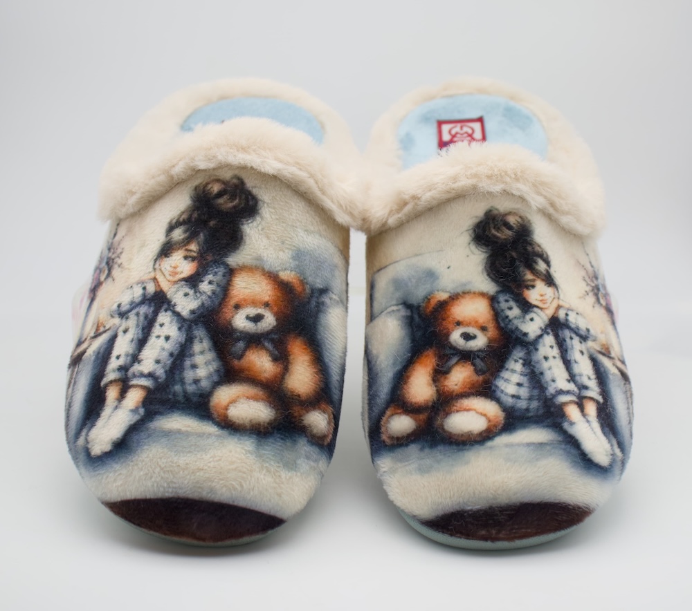 Zapatillas dibujo de niña con osito