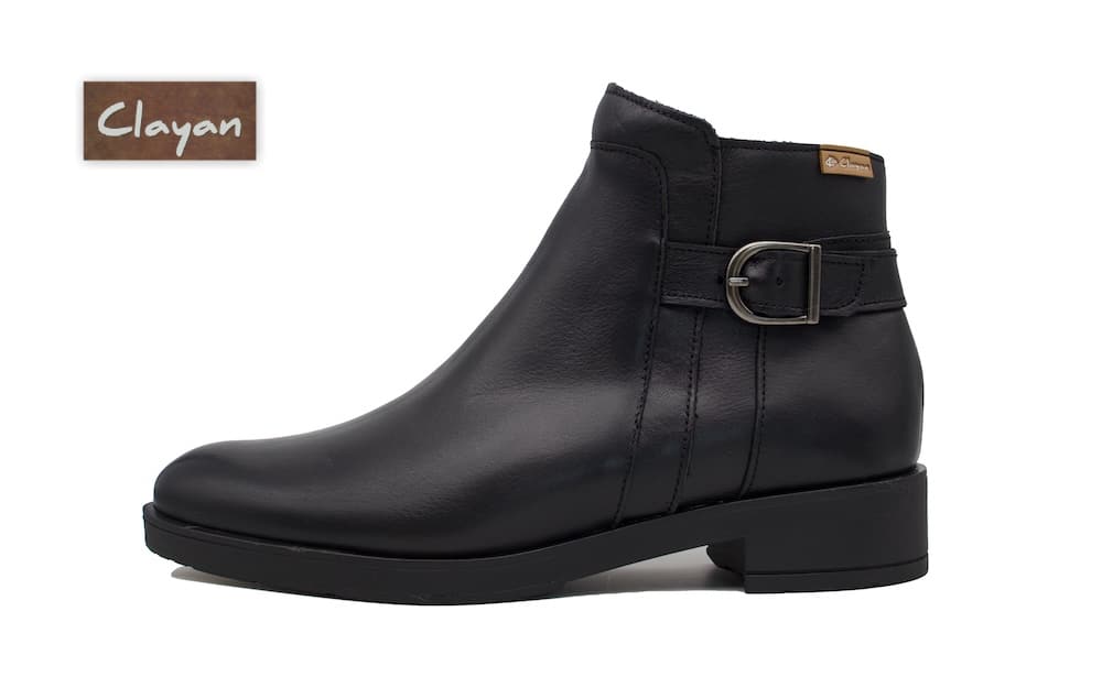 Botines de piel negros con la hebilla lateral