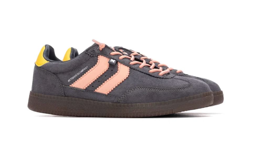 Zapatillas Xti planas color gris con cordones y rayas nude