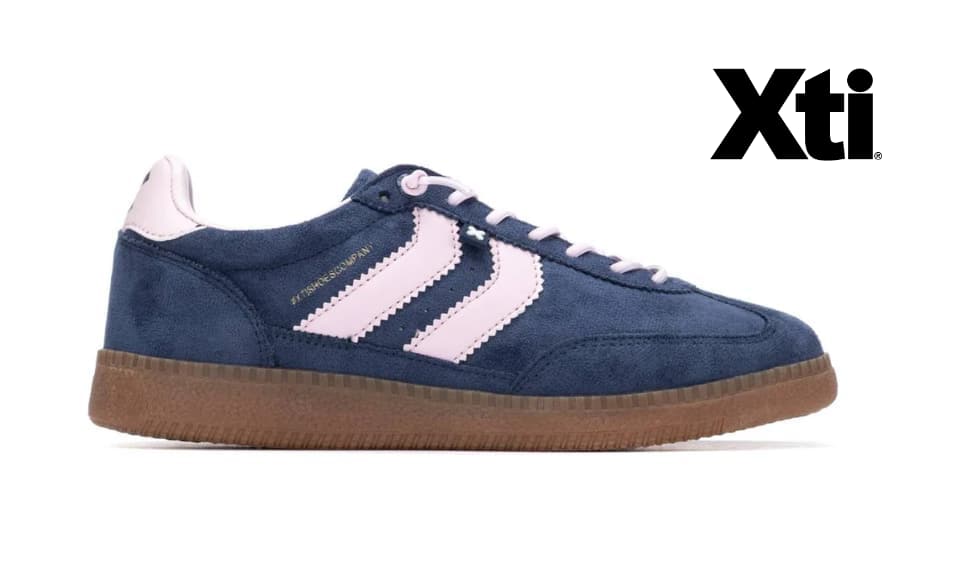 Zapatillas azules con cordones y franjas en rosa palo