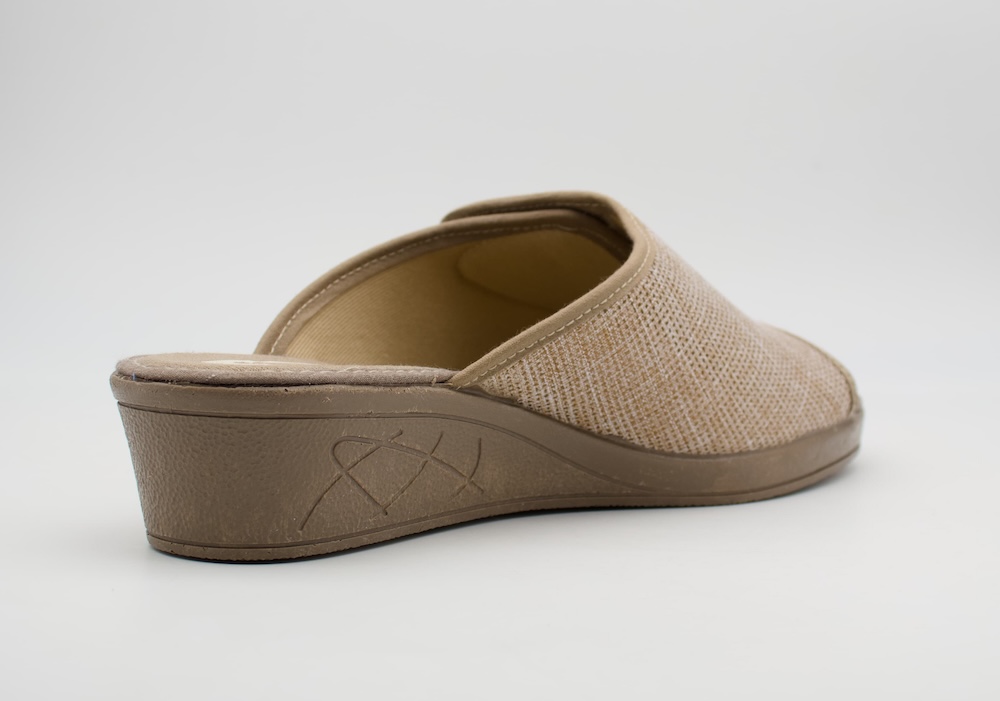 Zapatilla de Casa KOKIS para Mujer con Cuña y Cierre de Velcro