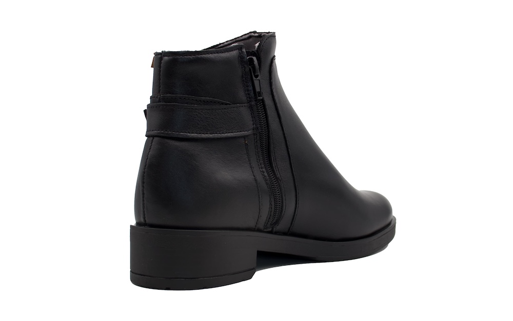 Botines de piel negros con la hebilla lateral