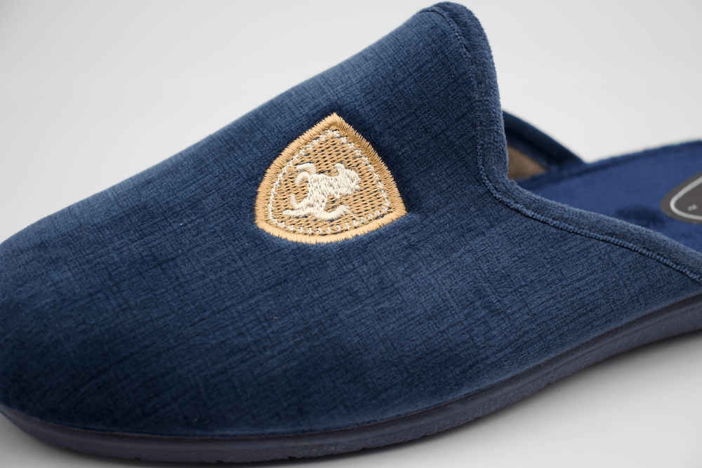Zapatillas de Casa para Hombre en Azul Marino con Escudo Bordado