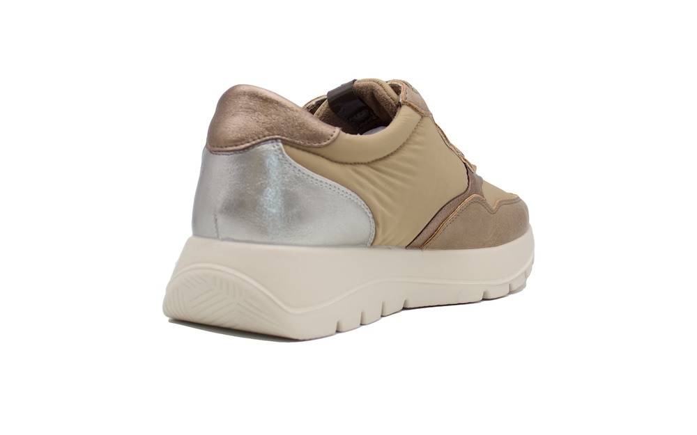 Sneaker color taupe con franja animal print