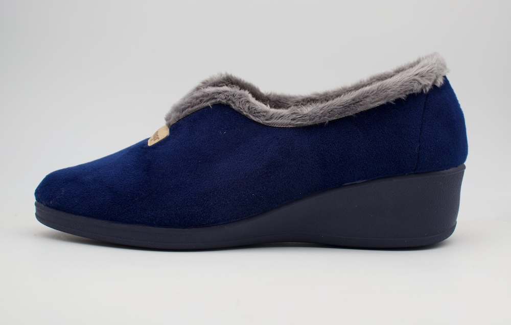 Zapatillas de casa cerrada en marino con cuña media trasera