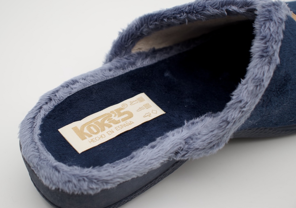 Zapatillas de casa azul marino con tacón